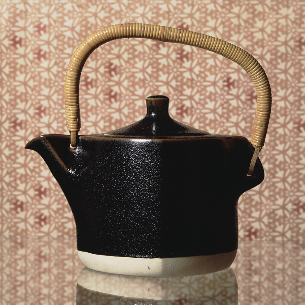 作品紹介「黒土瓶」 – 柳宗理 ／YANAGI DESIGN ：柳工業デザイン