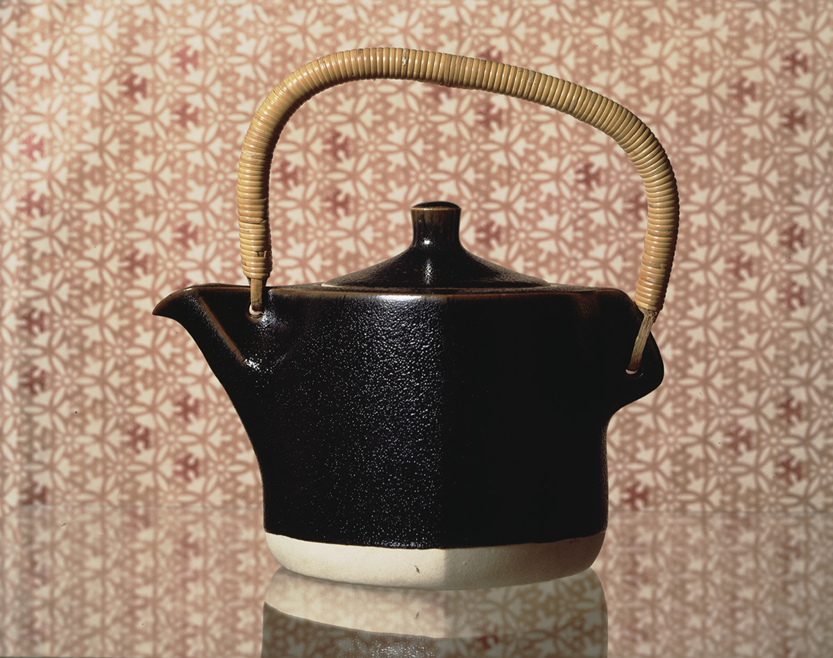 作品紹介「黒土瓶（京都五条坂窯）」 – 柳宗理 ／YANAGI DESIGN ：柳