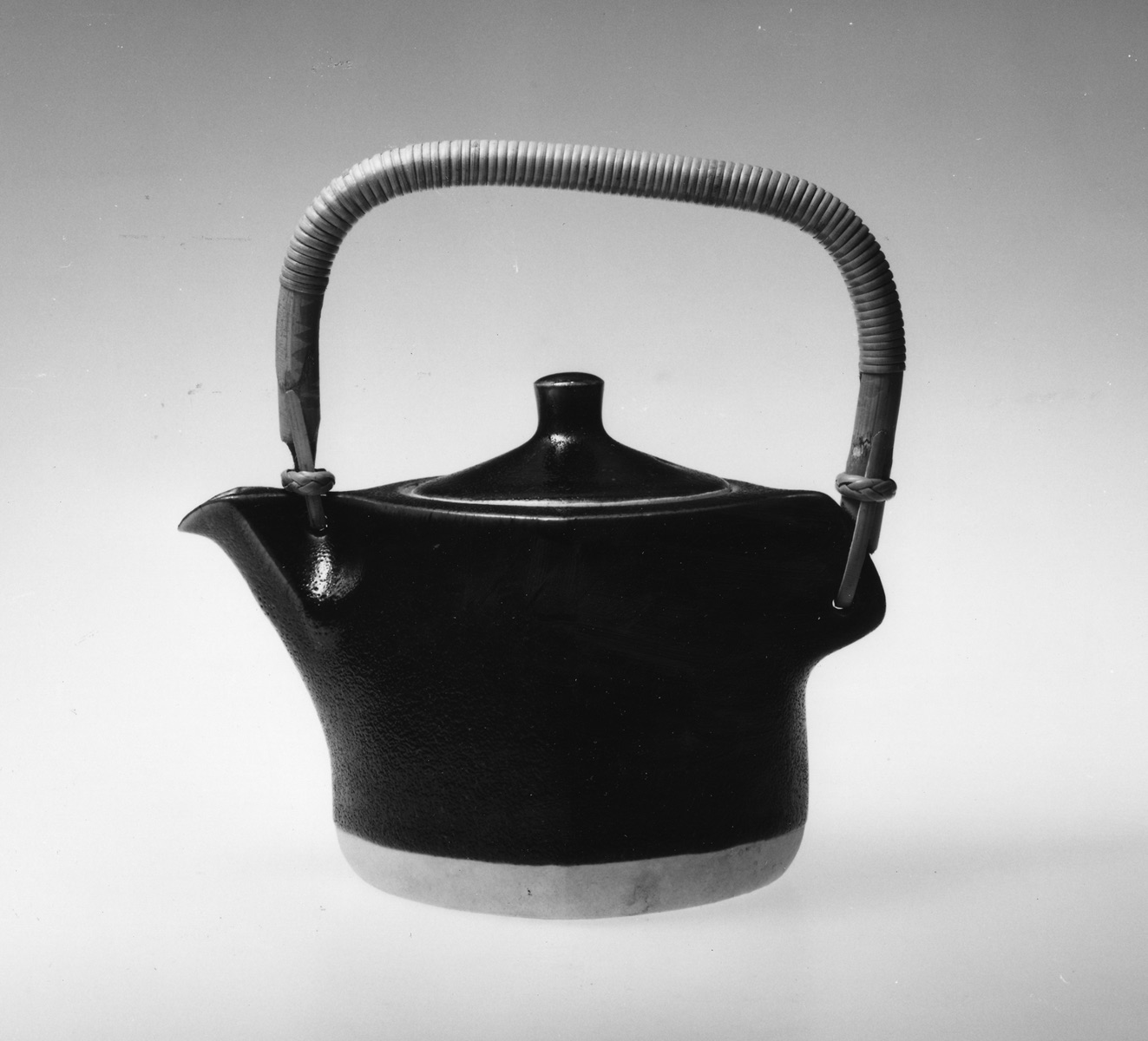 作品紹介「黒土瓶（京都五条坂窯）」 – 柳宗理 ／YANAGI DESIGN ：柳