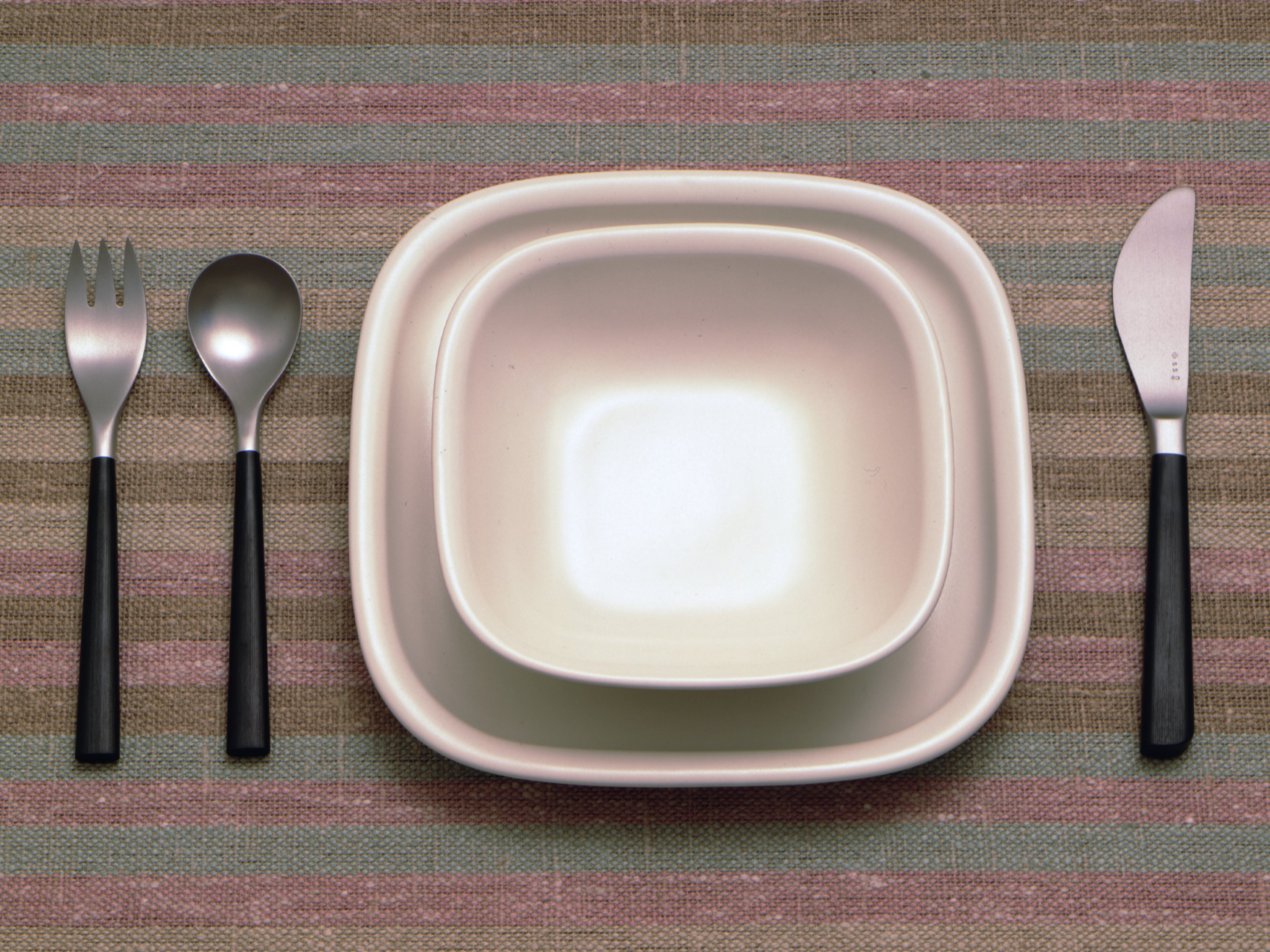 作品紹介「白黒角形ディナーセット」 – 柳宗理 ／YANAGI DESIGN ：柳