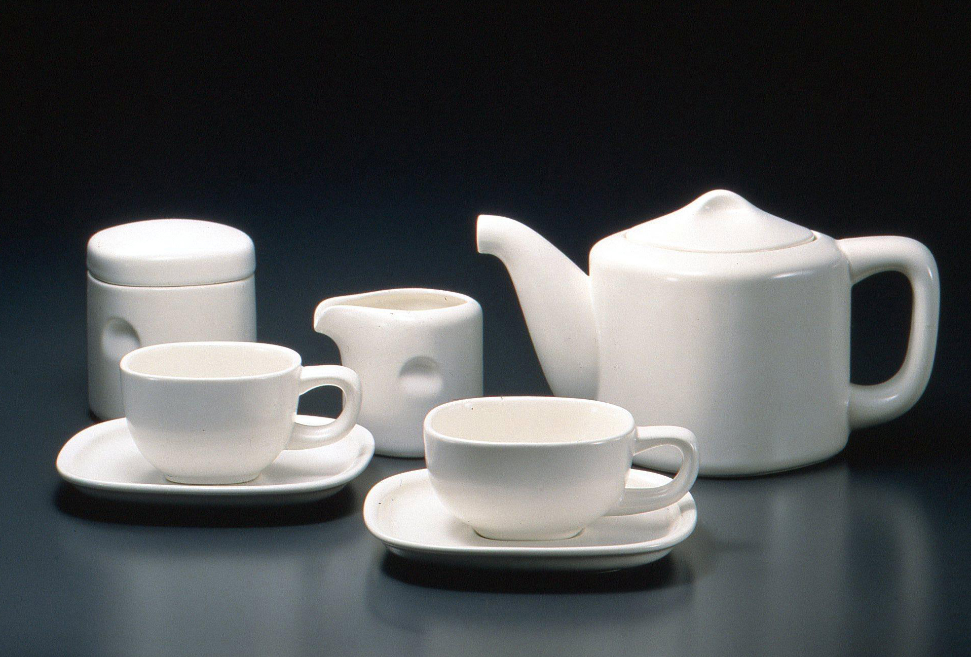 作品紹介「白黒角形ディナーセット」 – 柳宗理 ／YANAGI DESIGN ：柳