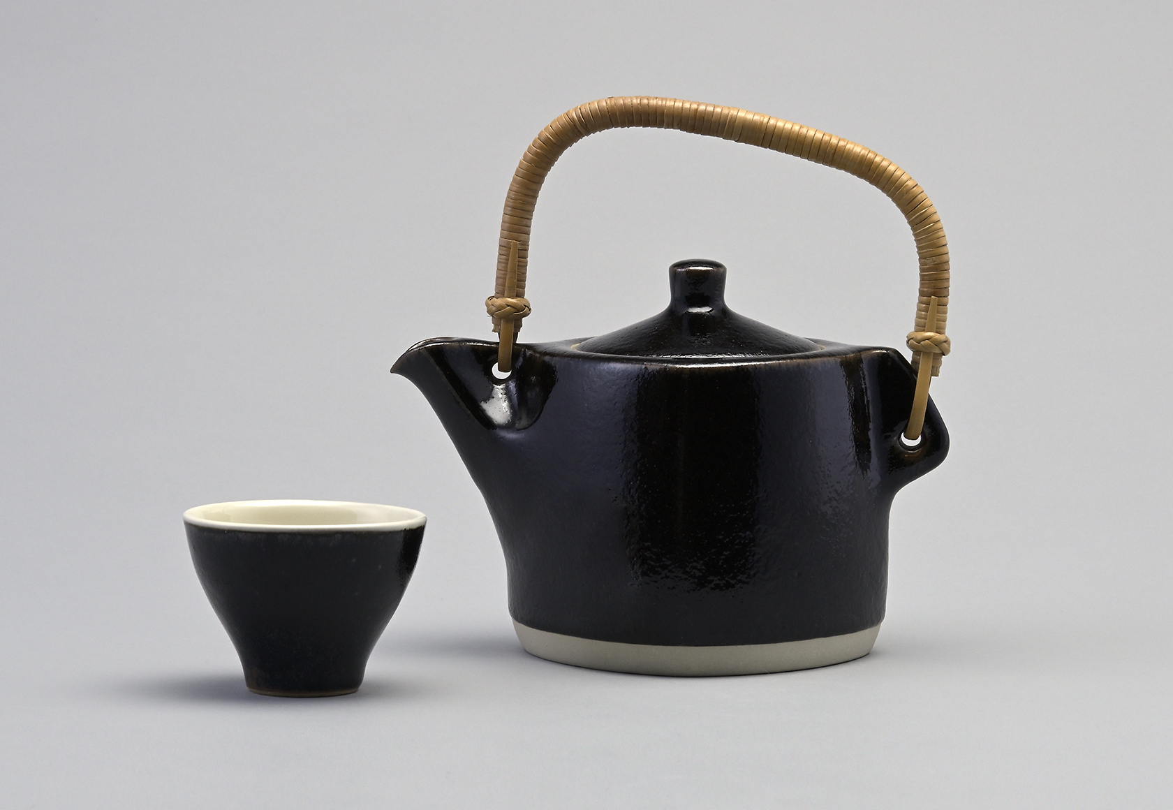 作品紹介「黒土瓶（出西窯）」 – 柳宗理 ／YANAGI DESIGN ：柳